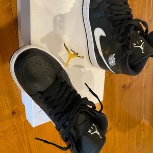 Women's Nike Air Jordan 1 mid